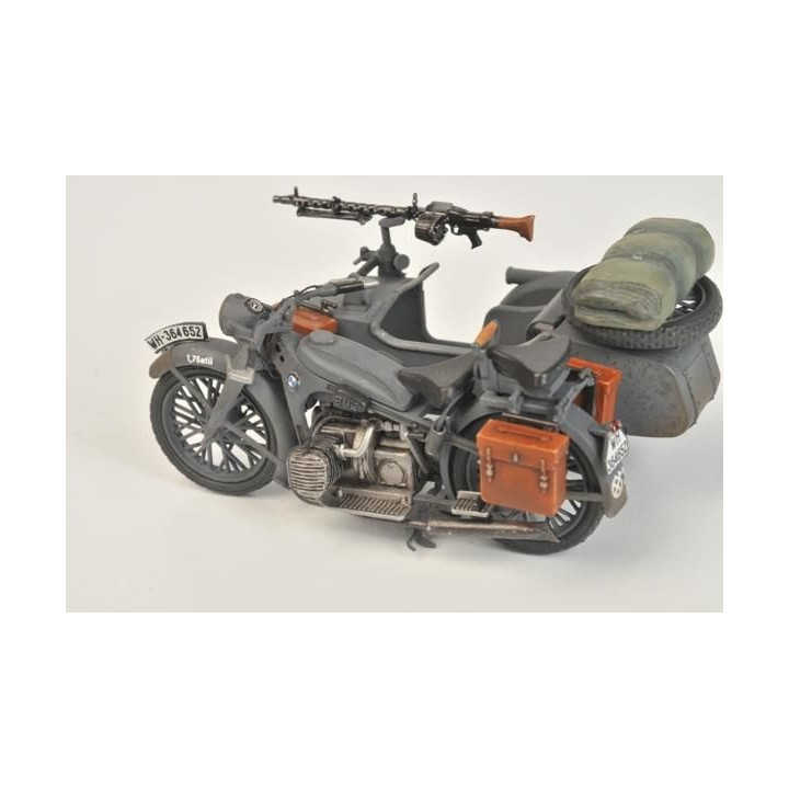 Model Kit military 3607 - German WWII Sidecar R12 with crew (1:35)