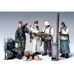Tamiya German Soldiers at Field Briefing 1/35