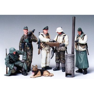 Tamiya German Soldiers at Field Briefing 1/35