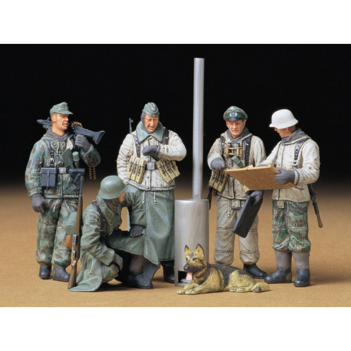 Tamiya German Soldiers at Field Briefing 1/35