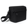 Lehká a praktická brašna přes rameno pro DJI Mini 3 Pro / Mini 3 s rozměry 29 × 23 × 12 cm a hmotností 319 g. Kompatibilní s modely DJI Mini, Mini 2, Mini SE a Mini 3 Pro. Nabízí dostatek prostoru pro dron, ovladač i příslušenství. Odolný materiál chrání techniku před nárazy a vlhkostí. Ideální pro pohodlné přenášení a každodenní použití v terénu.