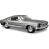 Kovový model auta 1:24 Maisto 31260 Ford Mustang GT 1967  nejen pro sběratele. Model je v detailním provedení a má otevíratelné dveře. Barva modelu je šedá metalíza a je přibližně 19 cm velký.