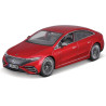 Kovový model auta 1:24 Maisto 39261 Kit Mercedes-EQ EQS nejen pro sběratele.  Má otevírací dveře a kapotu. Model je ve verzi Kit určené k sestavení. Barva modelu je červená a je přibližně 17 cm velký.
