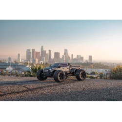 RC model auta Arrma Big Rock 6S BLX v měřítku 1:7 s náhonem 4WD, agresivním vzhledem a extrémním výkonem. Rychlost až 104 km/h. Výkonný střídavý motor s regulátorem Spektrum Smart. Vysoká odolnost díky hliníkovým dílům. Vysílač Spektrum SLT3.