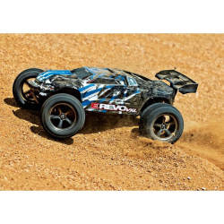 Výkonný RC model auta E-Revo VXL 4WD 1:16 se střídavým motorem jede rychlostí až 80 km/h. Elektronická stabilizace jízdy TSM. RC soupravou Traxxas TQi 2.4 GHz. Odolné šasi, olejové tlumiče, kovové převody diferenciálu. NiMH baterie a USB-C nabíječ.
