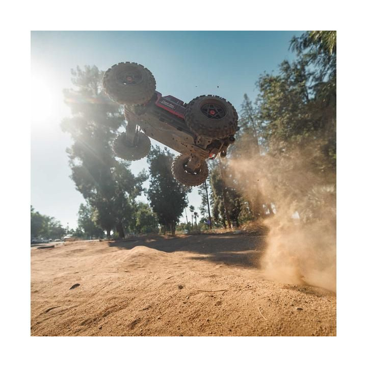 Arrma Outcast 4S V2 BLX 1:10 4WD RTR červená