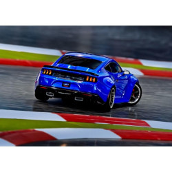 RC model auta Traxxas 4-Tec Drift Ford Mustang v měřítku 1:10 je speciálně upravený pro driftování. Obsahuje nové zavěšení s vysokým úhlem zatáčení, nový stejnosměrný motor, funkci ruční brzdy, bezsponkovou karoserii a upravenou stabilizaci TSM...