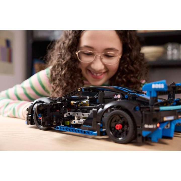 LEGO Technic - Závodní auto Porsche GT4 e-Performance