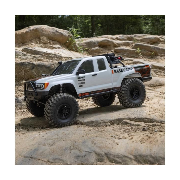 Axial SCX10 III Base Camp 4WD 1:10 RTR bílý