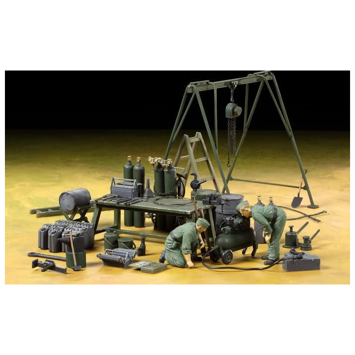 Tamiya 37023 German Field Maintenance Team & Equipment Set 1:35