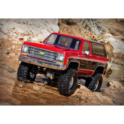 Expediční RC model auta TRX-4 Chevrolet K5 Blazer 1979 s výbornými schopnostmi v terénu a nově s detailní bezsponkovou karoserií s klasickým vzhledem ze 70-80 let. Osvědčené šasi TRX-4, dálkově řízená 2rychlostní převodovka, uzávěrky diferenciálů...