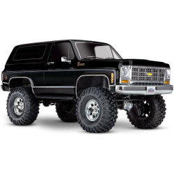 Expediční RC model auta TRX-4 Chevrolet K5 Blazer 1979 s výbornými schopnostmi v terénu a nově s detailní bezsponkovou karoserií s klasickým vzhledem ze 70-80 let. Osvědčené šasi TRX-4, dálkově řízená 2rychlostní převodovka, uzávěrky diferenciálů...