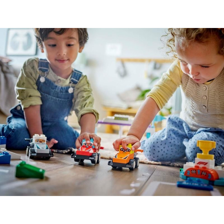 LEGO DUPLO - Závodní auta a řidiči týmu F1®