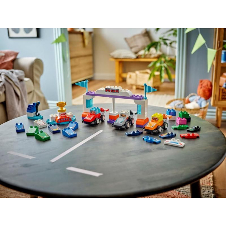 LEGO DUPLO - Závodní auta a řidiči týmu F1®