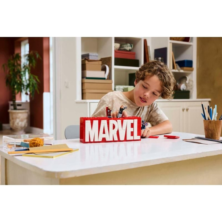 LEGO Marvel - Logo MARVEL a minifigurky