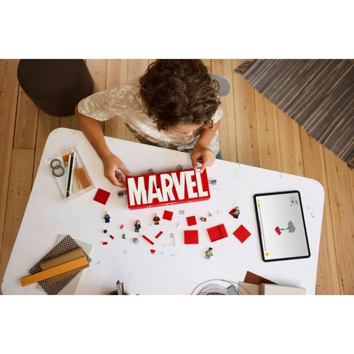 LEGO Marvel - Logo MARVEL a minifigurky
