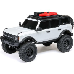 RC model auta na dálkové ovládání v měřítku 1:24 Axial SCX24 s neuvěřitelně detailní karosérií Ford Bronco 2021 a LED osvětlením. Model je vybaven víceprvkovým zavěšením s olejovými tlumiči pro jízdu v terénu. Vše potřebné je v balení. Vysílač...