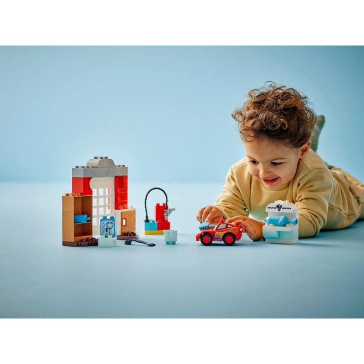 LEGO DUPLO - McQueen a návštěva v garáži doktora Hudsona