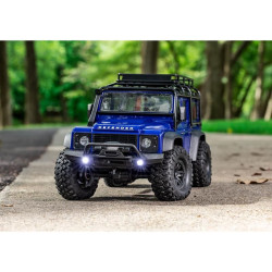 RC model auta Traxxas TRX-4M Land Rover Defender v měřítku 1:18 s úžasnou všestranností a schopnostmi. Kovový rám podvozku se 4-bodovým zavěšením, olejové tlumiče, úhel zatáčení 45°, licencovaná bez-sponková karoserie, LED osvětlení v nárazníku....