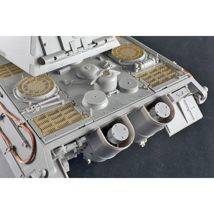 Trumpeter Pz.Kpfw.VI Sd.Kfz.182 Tiger II (Porsche Early Production Vehicle) 1/16