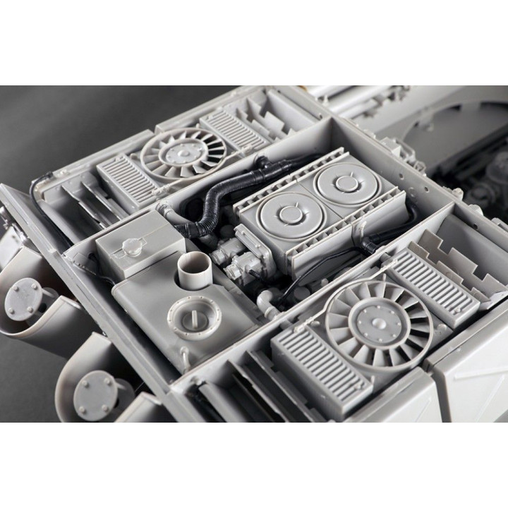 Trumpeter Pz.Kpfw.VI Sd.Kfz.182 Tiger II (Porsche Early Production Vehicle) 1/16