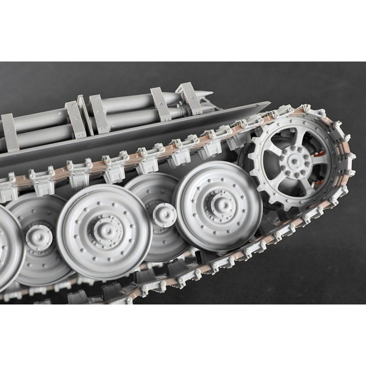 Trumpeter Pz.Kpfw.VI Sd.Kfz.182 Tiger II (Porsche Early Production Vehicle) 1/16