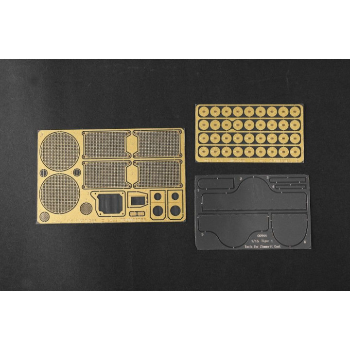 Trumpeter Pz.Kpfw.VI Sd.Kfz.182 Tiger II (Porsche Early Production Vehicle) 1/16