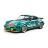 Limitovaná edícia k 50. výročiu prvého R/C modelu Tamiya prináša Porsche 934 na unikátnom podvozku s motorom vzadu a vlečnými ramenami pre maximálnu vernosť predlohe. Súčasťou balenia sú špičkové TRF tlmiče, magnetické držiaky karosérie pre výstavné účely a exkluzívny očíslovaný štítok pre každého zberateľa.