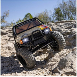 Expediční RC model auta Axial SCX10 III Toyota SR5 1987. Licencovaná bezsponková karoserie s rámovou konstrukcí, čirými okny a LED osvětlením. Kovové šasi s víceprvkovým zavěšením, funkce DIG (zablokování zadní nápravy), portálové nápravy....