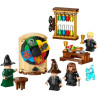 Připomeňte si ceremoniál s moudrým kloboukem v Bradavickém hradu z filmu Harry Potter a Kámen mudrců s touto stavebnicí LEGO® Harry Potter™ pro děti.