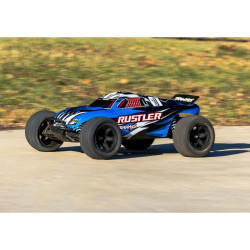 RC model auta Rustler HD v měřítku 1:10, typu Truggy. Pohání jej stejnosměrný motor Titan 550. Model jezdí až 48 km/h! Obsahuje bezsponkovou karoserii, odolné komponenty - Extreme Heavy Duty a náhon 2WD. NiMH akumulátor a USB-C nabíječ v balení.