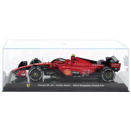 EDICOLA FERRARI F1  SF-23 TEAM SCUDERIA FERRARI N 55 WINNER SINGAPORE GP 2023 CARLOS SAINZ - CON VETRINA - WITH SHOWCASE - RED B