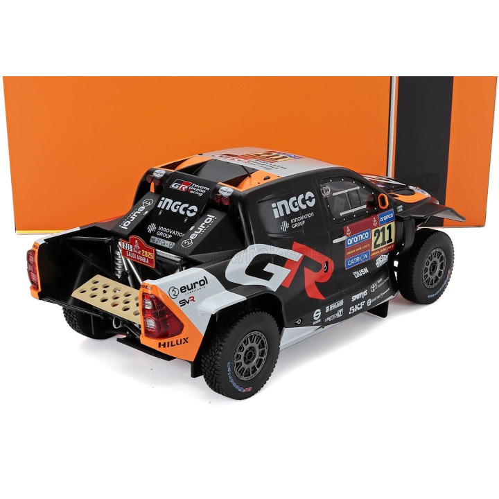 IXO MODELS TOYOTA GR DKR HILUX TEAM TOYOTA GAZOO RACING N 211 RALLY DAKAR 2025 HENK LATEGAN - BRETT CUMMINGS - BLACK ORANGE RED 