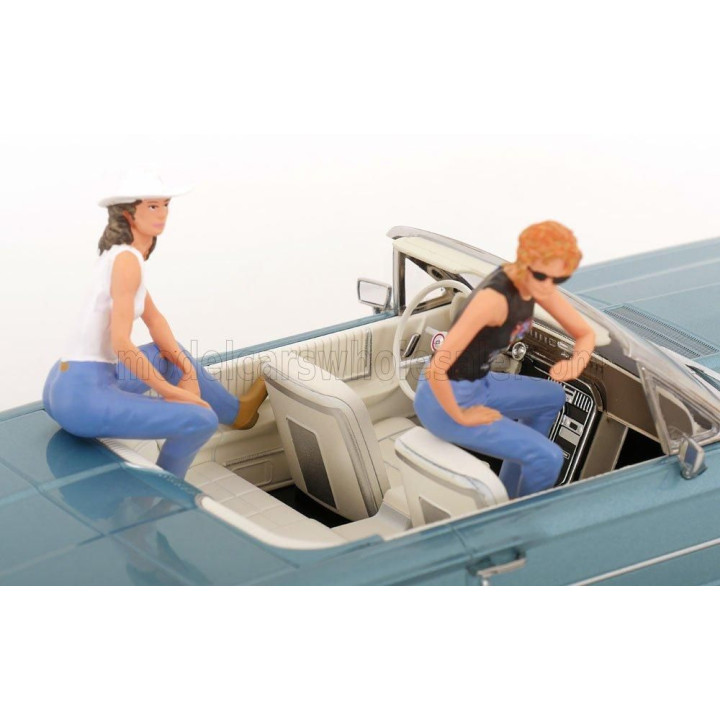 KK SCALE FIGURES SET 2X GIRL- CAR NOT INCLUDED - VARIOUS 1/18