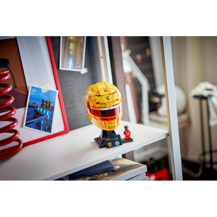 LEGO Editions - Helma Lewis Hamilton ze Scuderia Ferrari HP