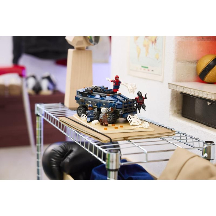 LEGO Marvel - Spider-Man a honička za vězeňským transportérem