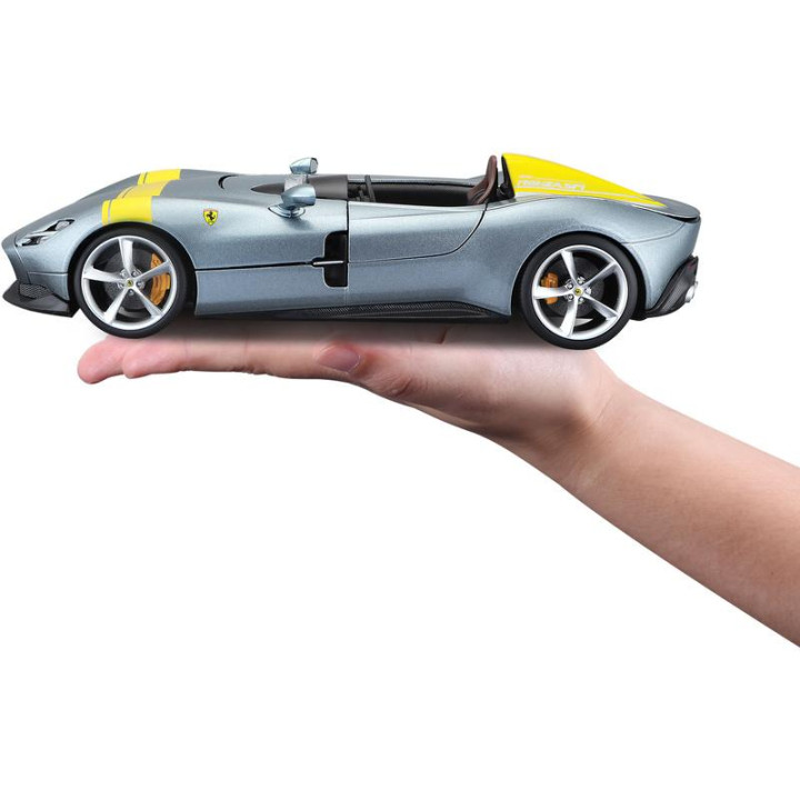 Bburago Ferrari Monza SP1 1:18 stříbrná metalíza