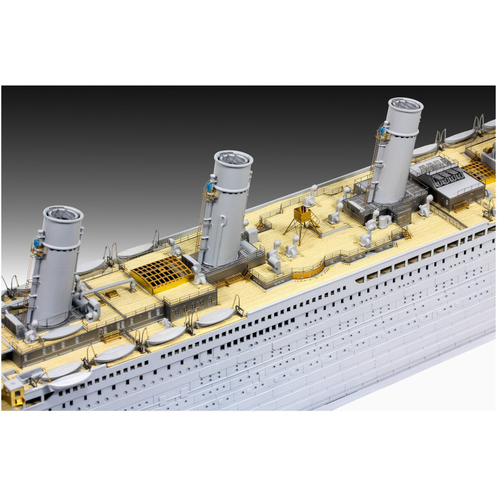 Plastic ModelKit loď 05243 - Titanic (Platinum Edition) (1:400)