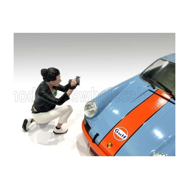 AMERICAN DIORAMA FIGURES GIRL PHOTOGRAPHERS - 5 - VARIOUS 1/24