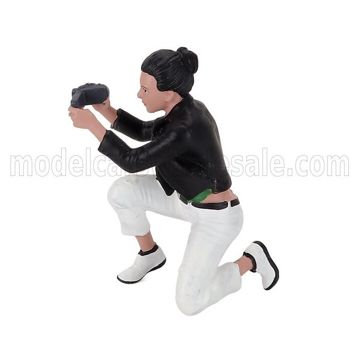 AMERICAN DIORAMA FIGURES GIRL PHOTOGRAPHERS - 5 - VARIOUS 1/24
