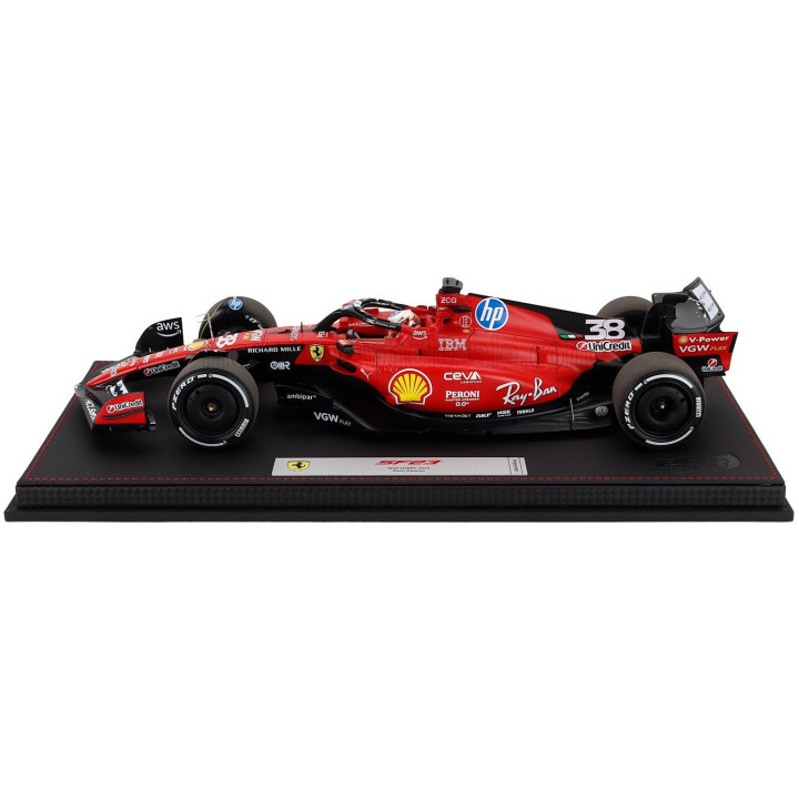 BBR MODELS FERRARI F1 SF-23 TEAM SCUDERIA FERRARI HP N 38 TEST FIORANO 2025 GUANYU ZHOU - CON VETRINA - WITH SHOWCASE - RED