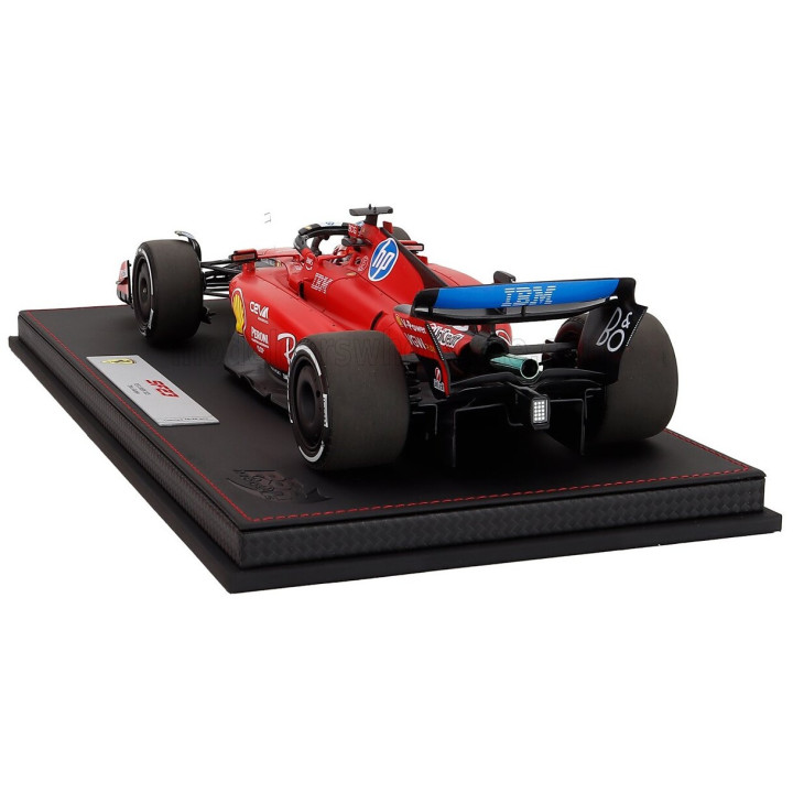BBR MODELS FERRARI F1 SF-23 TEAM SCUDERIA FERRARI HP N 38 TEST FIORANO 2025 GUANYU ZHOU - CON VETRINA - WITH SHOWCASE - RED