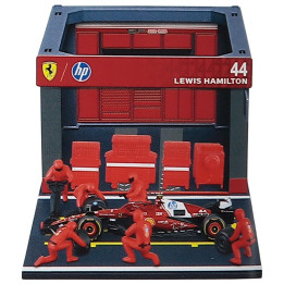 BURAGO FERRARI F1 SF-25 DIORAMA GARAGE PIT-STOP TEAM SCUDERIA FERRARI N 44 SEASON 2025 LEWIS HAMILTON WITH CREW FIGURE AND