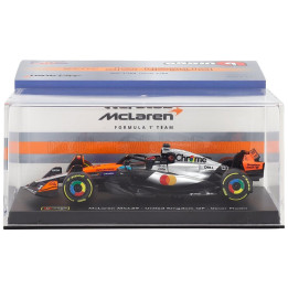 BURAGO McLAREN F1 MCL39 TEAM MCLAREN N 81 2nd SILVERSTONE BRITISH GP 2025 OSCAR PIASTRI - WITH PILOT AND SHOWCASE - ORANGE