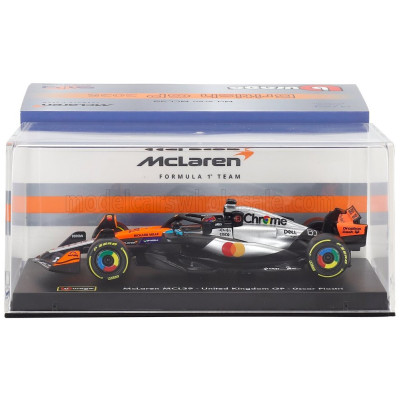 BURAGO McLAREN F1 MCL39 TEAM MCLAREN N 81 2nd SILVERSTONE BRITISH GP 2025 OSCAR PIASTRI - WITH PILOT AND SHOWCASE - ORANGE