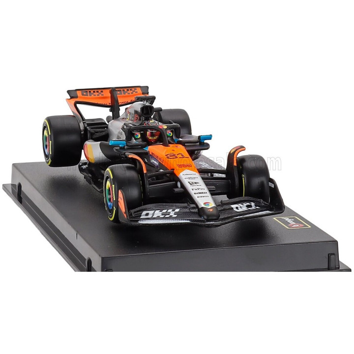 BURAGO McLAREN F1 MCL39 TEAM MCLAREN N 81 2nd SILVERSTONE BRITISH GP 2025 OSCAR PIASTRI - WITH PILOT AND SHOWCASE - ORANGE