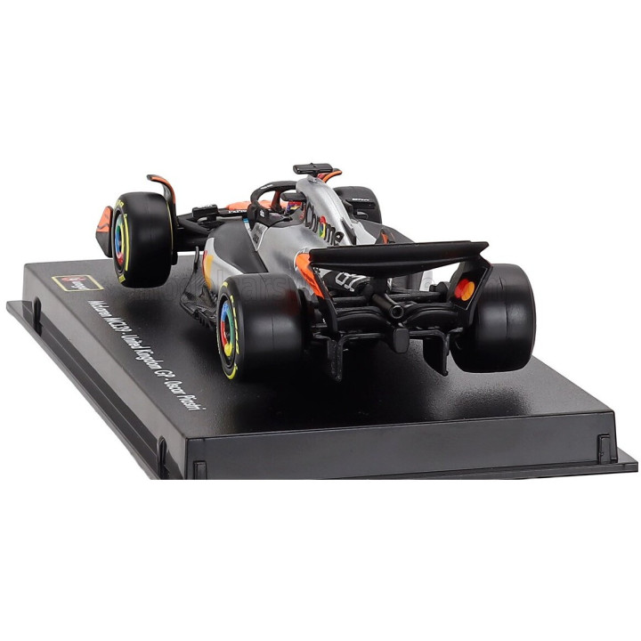 BURAGO McLAREN F1 MCL39 TEAM MCLAREN N 81 2nd SILVERSTONE BRITISH GP 2025 OSCAR PIASTRI - WITH PILOT AND SHOWCASE - ORANGE