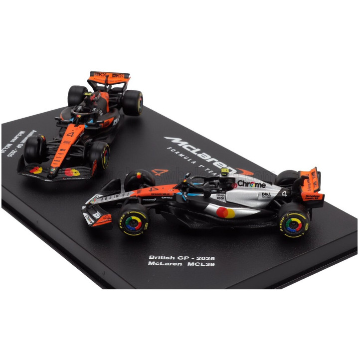 BURAGO McLAREN SET F1 2X MCL39 TEAM MCLAREN N 4 WORLD CHAMPION SEASON 2025 LANDO NORRIS + WINNER BRITISH GP 2025 - CON VETRINA