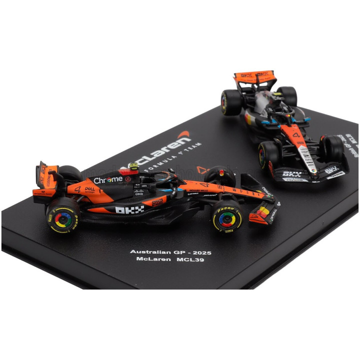 BURAGO McLAREN SET F1 2X MCL39 TEAM MCLAREN N 4 WORLD CHAMPION SEASON 2025 LANDO NORRIS + WINNER BRITISH GP 2025 - CON VETRINA