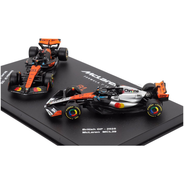 BURAGO McLAREN SET F1 2X MCL39 TEAM MCLAREN N 81 SEASON 2025 OSCAR PIASTRI + GP BRITISH 2025 - CON VETRINA - WITH SHOWCASE